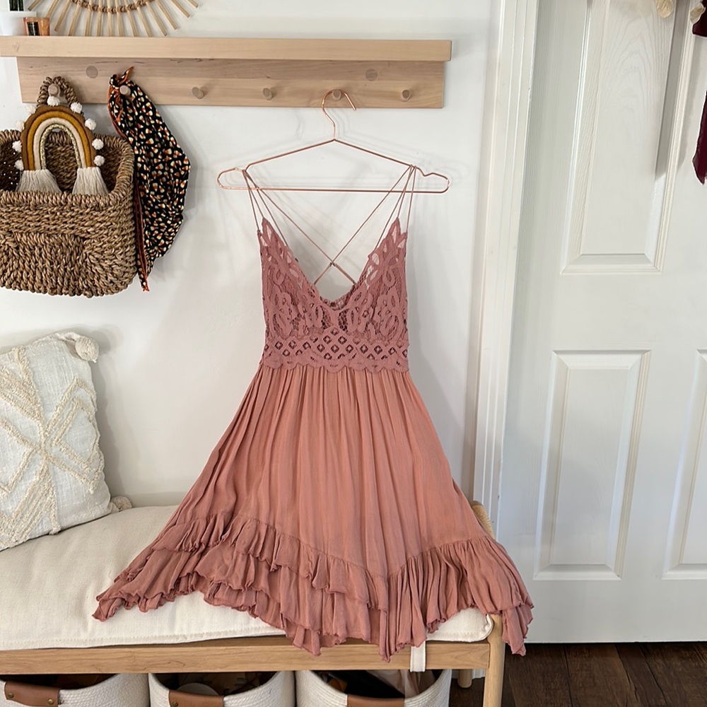 Free People Adella Frilled Chemise S. Large in dusty rose